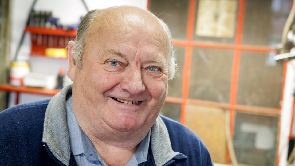 Jens Hellegaard kom i lære som mekaniker midt i 1960'erne og købte siden sin læreplads, Vils Automobilværksted. Han har været selvstændig i over 50 år. <i>Foto: Bo Lehm</i>