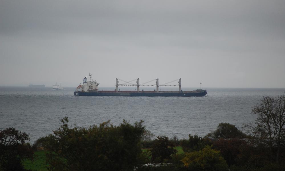 En bulk carrier med kul til Enstedværket, her er 'Aphros', der passerede Kornbæk i oktober 2021. På billedet ses også Færgen 'Ellen' og det tyske fragtskib Saxum helt i baggrunden. Dengang troede man, at der var tale om den sidste kultransport til Ensted. 