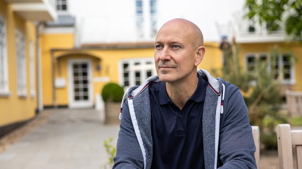 - Da jeg lige pludselig så tallene - baseret på nuværende energipriser - kunne jeg se, at vi endte i et galoperende minus på 850.000 kroner. Så tænkte jeg, at det ikke var ansvarligt at fortsætte - for så kunne vi risikere, at bare et lille skub opad i energipriserne ville betyde konkurs, fortæller direktør for Hjorths Badehotel, Mikael Valentin. <i>Arkivfoto: Kim Dahl Hansen</i>