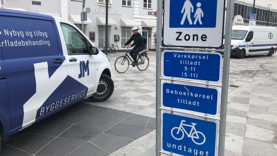 Det er en gågade-zone, hvor cyklister zigzagger udenom fodgængere, mens bilister frustreres af cyklister. <i>Foto: Frederik Overgaard</i>
