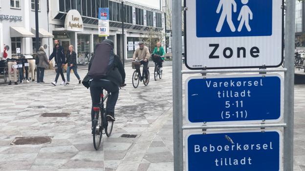 Fodgængere, cyklister og køretøjer mødes i en stor pærevælling i gågaden på Nytorv. <i>Foto: Frederik Overgaard</i>