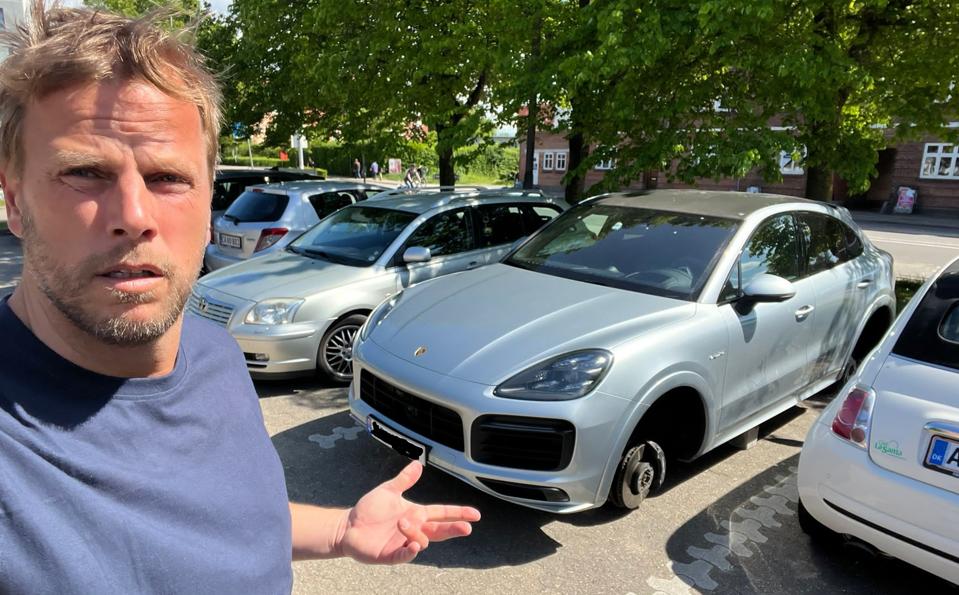 Den norske milliardær Einar Øgrey Brandsdal mistede alle fire dæk og fælge på sin Porsche Cayenne Hybrid, da han overnattede på hotel i Aalborg i weekenden. <i>Foto: Einar Øgrey Brandsdal</i>
