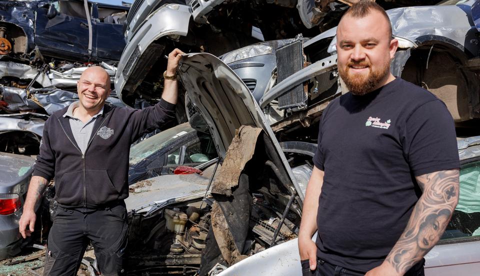Jakob Bilde Nielsen (tv) og Mads Karmark Risgaard er nye ejere af Støvring Autoophug. <i>Foto: Henrik Bo</i>