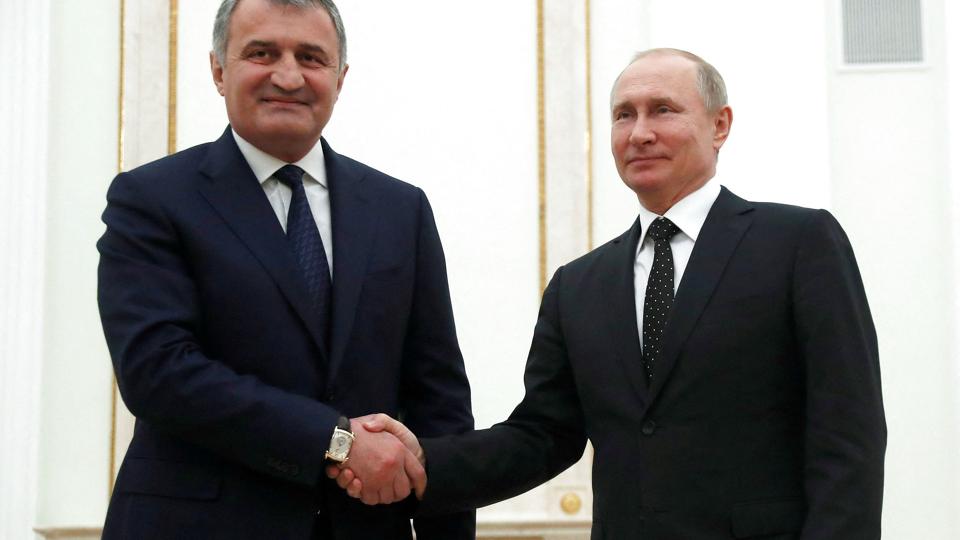Sydossetiens tidligere præsident Anatolij Bibilov ses her med Ruslands præsident, Vladimir Putin. Bibilovs efterfølger har netop droppet en planlagt folkeafstemning, om at lade udbryderrepublikken slutte sig til Rusland. <i>Pool/Reuters</i>