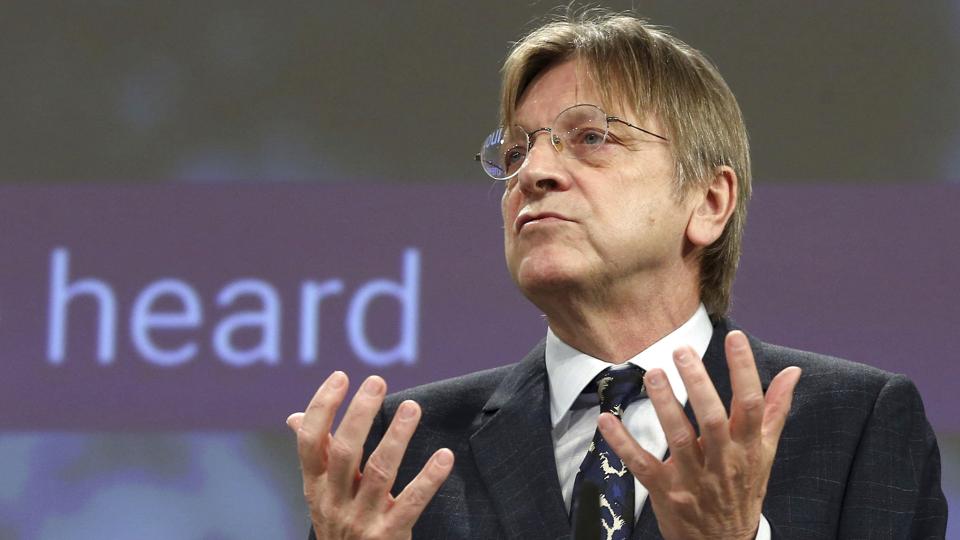 EU-landenes "kompromis", der i første omgang undtager russisk olie leveret i olierørledninger er "skamløst, mener EU-parlamentarikeren Guy Verhofstadt. <i>Francois Walschaerts/Ritzau Scanpix</i>