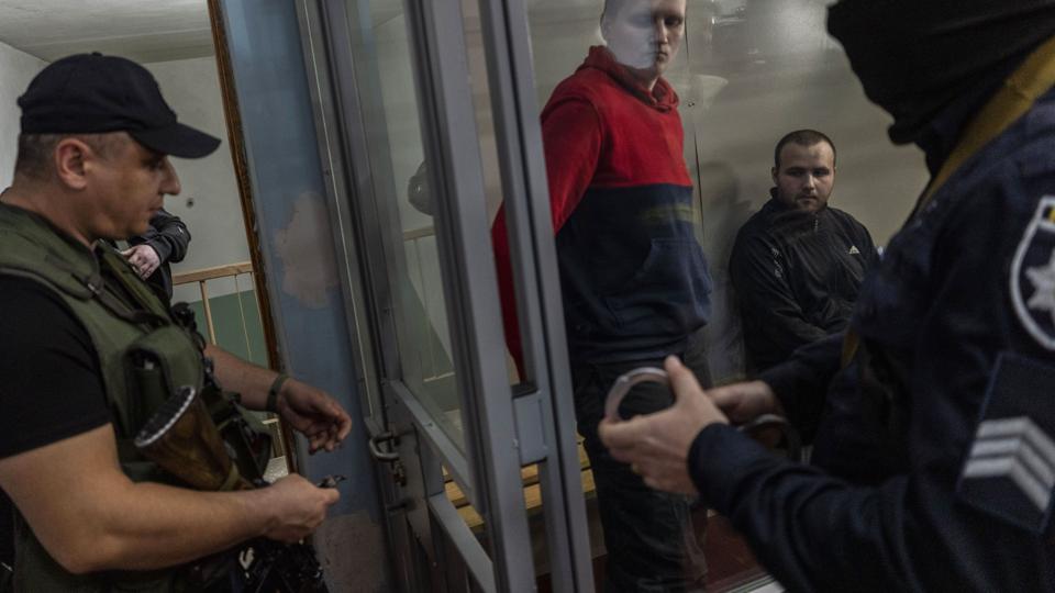 To russiske soldater - Aleksander Bobikin og Aleksander Ivanov - er kendt skyldige i krigsforbrydelser i Ukraine og skal hver 11 og et halvt år i fængsel. <i>Bernat Armangue/Ritzau Scanpix</i>