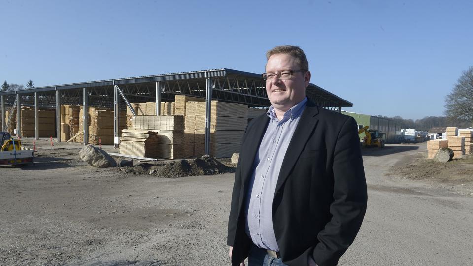Direktør Bjørn Skou Andersen foran den nye tørrestue og grønne høvlehal placeret på samme område som det nedbrændte sorteringsanlæg tidligere lå på frem til 2012. Foto: Grete Dahl