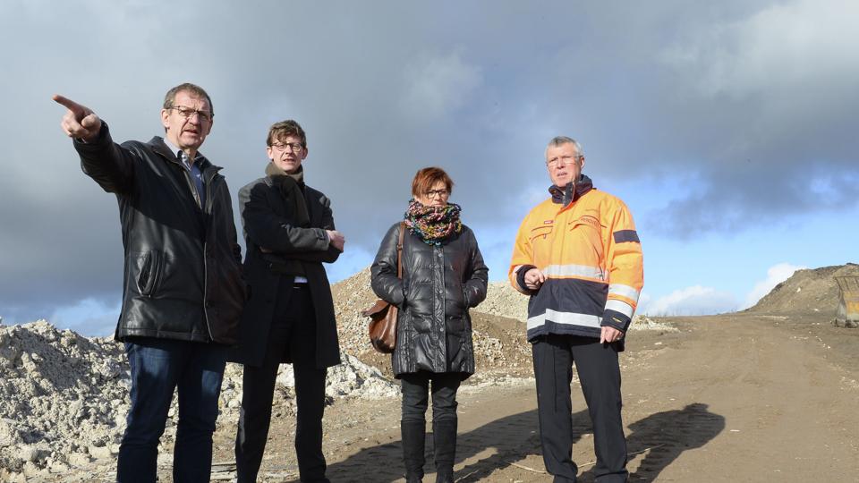 Der kunne sagtnes ligge noget affald, synes Bjarne Laustsen her at vise for kollegerne Karsten Lauritzen (V) og Pernille Vigsø Bagge (SF). Direktør Henning Christensen ser på.?Arkivfoto: Michael Bygballe <i>Michael Bygballe</i>