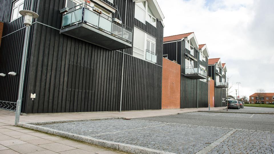 Langs sydfacaden ud mod vandet må Aldi efter planen bygge 330 kvadratmeter tilbygning, men skal betale kommunen for både grunden og det første par rækker parkeringspladser, der må inddrages. Foto: Bo Lehm