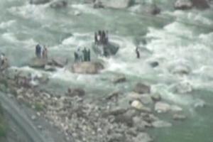 Skræmmende billeder: 25 studerende opslugt af flod