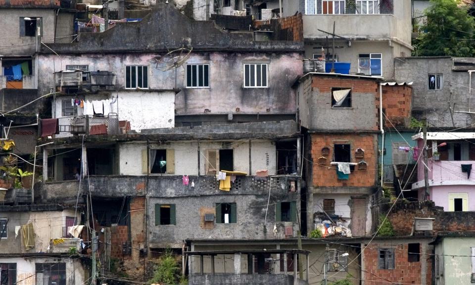 Selvom Brasilien de seneste år har oplevet en kolossal økonomisk og social vækst, bor der stadig millioner af mennesker i slumkvartererne - de såkaldte favelaer. Foto: David R. Frazier/Polfoto