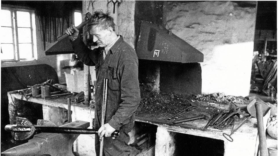 Smedens Rudolf svinger hammeren ved ambolten i smedjen på Vesterbyvej. Foto: Lokalsamlingen i Skagen <i>Lokalsamlingnen i Skagen</i>