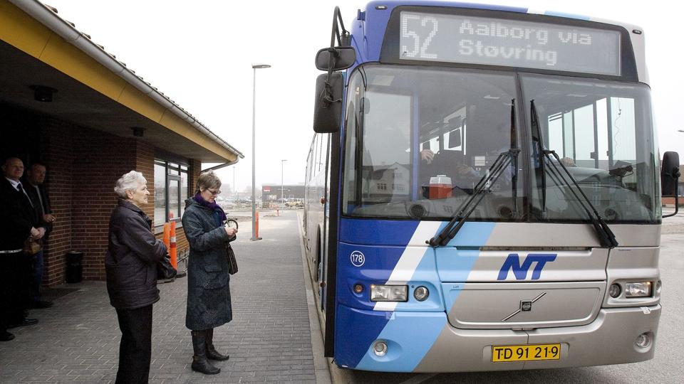 Hvor stejlt skal byrådet stå på at bevare den nuværende velfungerende busterminal i Aars? Spørgsmålet deler de politiske vande, mens passagerne klipper billetter. Arkivfoto: Grete Dahl <i>Pressefotograf Grete Dahl</i>