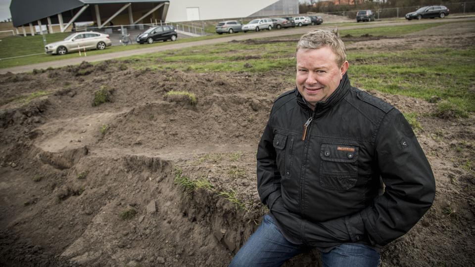 Torben Frederiksen, der er formand for Lanternen, har sammen med otte andre frivillige i gruppen lagt i tusindvis af timer i arbejdet med Lanterne-centret. Bagved ses den lethal som Løgstør Idrætsforening allerede har opført på arealerne. Foto: Martin Damgaard