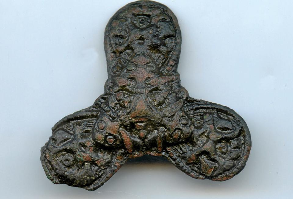 Det ny smykkefund stammer fra omkring år 800, og det er fundet med en metaldetektor nær Hvorup Kirke.