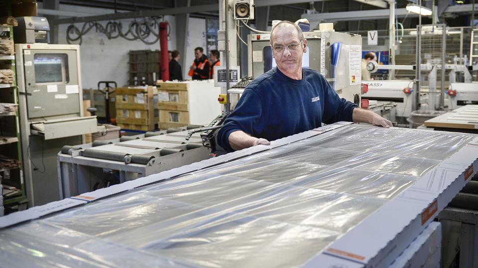 Jeld-Wen i Løgstør beskæftiger i alt 205 mand. Heraf arbejder de 142 med produktion og distribution i toholdsskift. Foto: Daniel Bygballe <i>Foto: Daniel Bygballe</i>
