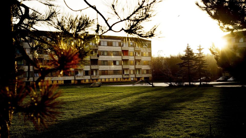 Aalborg Kommune har gennem længere tid haft problemer med rodløse og småkriminelle unge, som hænger ud i Løvvangsområdet. Så nu får de over 18 årige et værested, der skal hjælpe med at få dem tilbage på rette kurs. <i>Fotojournalist Hans Christian Ja</i>