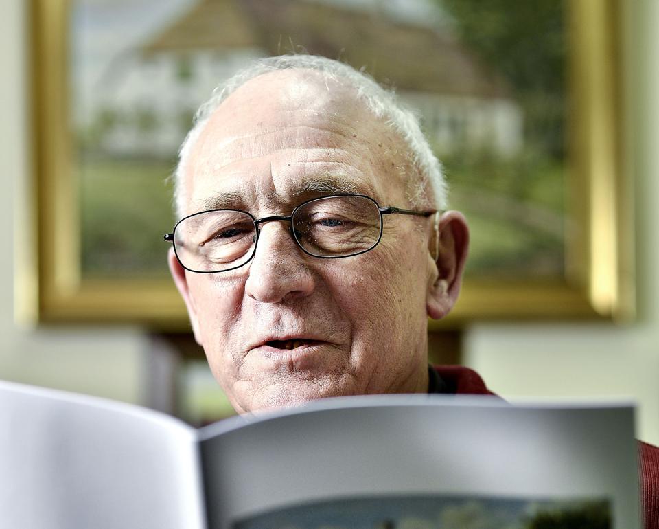 Pensionist Bent Mejlby med sin nytrykte lokalhistoriske bog om Rørbæk sogn gennem tiderne. Foto: Claus Søndberg <i>Pressefotograf Claus Søndberg</i>