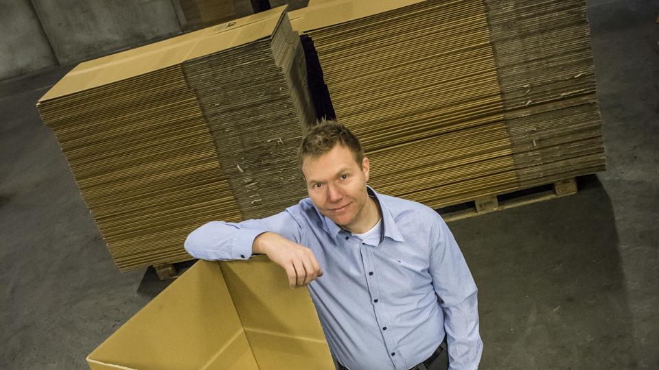 Direktør Rune Jørgensen med en af de stemmebokse, som Boxen Emballage netop har leveret til det kommende valg i Guinea Bissau: ?- Det burde ikke kunne betale sig at sende valgbokse fra Nordjylland og ned til Afrika, men det kan det åbenbart. Foto: Martin Damgård