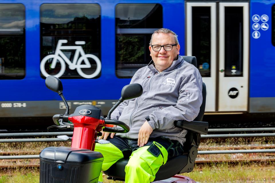 Førtidspensionist Martin Nørgaard skulle have være tilbudt en handicaptransport til togbillet-pris, eftersom Nordjyske Jernbaners tog er for små til at rumme en el-scooter. Men NT's kundeservice kendte ikke reglerne, så de henviste ham til en flex-tur, der ville løbe op i 870 kroner. <i>Foto: Henrik Bo</i>