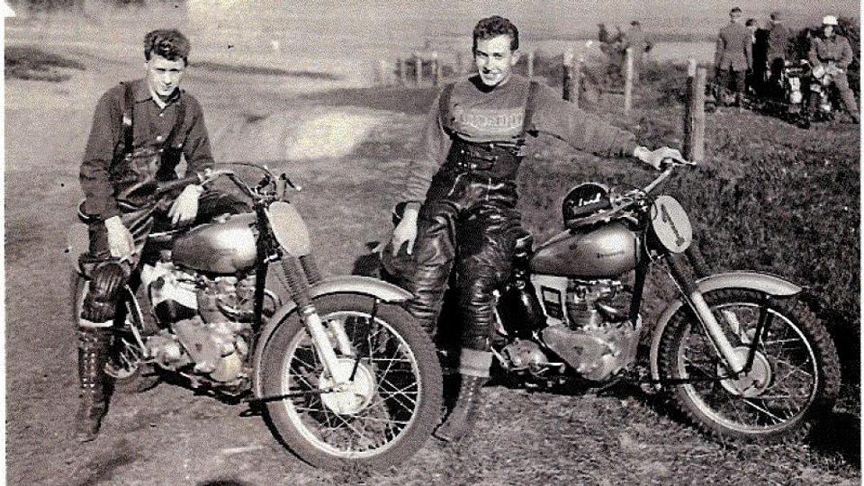 Motorkørerne Thorkild Kirk og Christian Christensen kørte ofte løb i Lundby Bakker i 1950’erne. Privatfoto