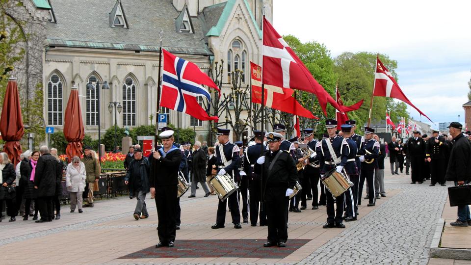 Per F. Frederiksen forrest til højre med fanen, da optoget gik fra domkirken i Kristiansand til kirkegården.