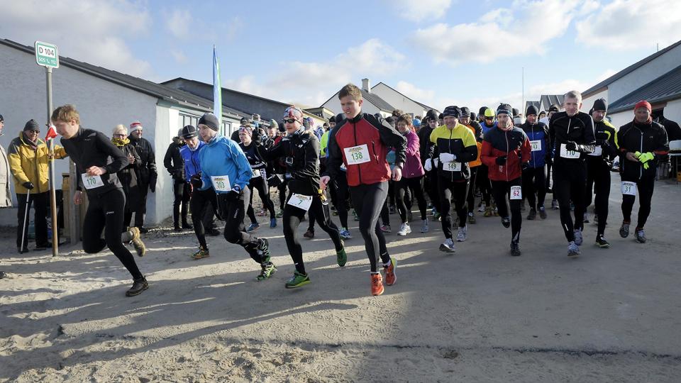 Løberne på den halve maraton starter fra landingspladsen i Stenbjerg - her i 2013. I år tager 200 løbere de 21 kilometer, for det er den hele maraton, der sælger de fleste billetter. Arkivfoto: Peter Mørk <i>Foto: Peter MÃ¸rk</i>