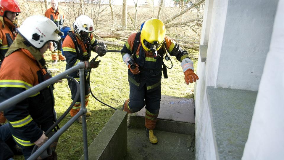 Brandfolkene brugte tid med et termisk kamera. Arkivfoto: Bente Poder