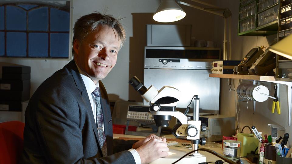 Morten Haugland bygger prototypen af implantatet i hans eget laboratorium. Foto: Bente Poder