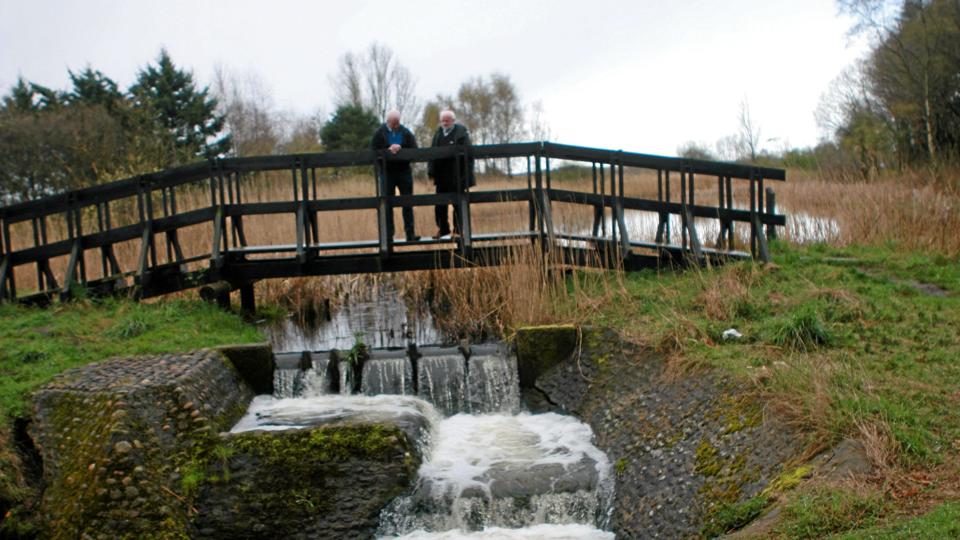 Formand Jens Lauritzen og direktør Bent Skovkær Hansen, begge Vesthimmerlands Vand, ved det gamle rensningsanlæg, hvor der nu skal opsamles dobbelt så meget regn- og overfladevand.