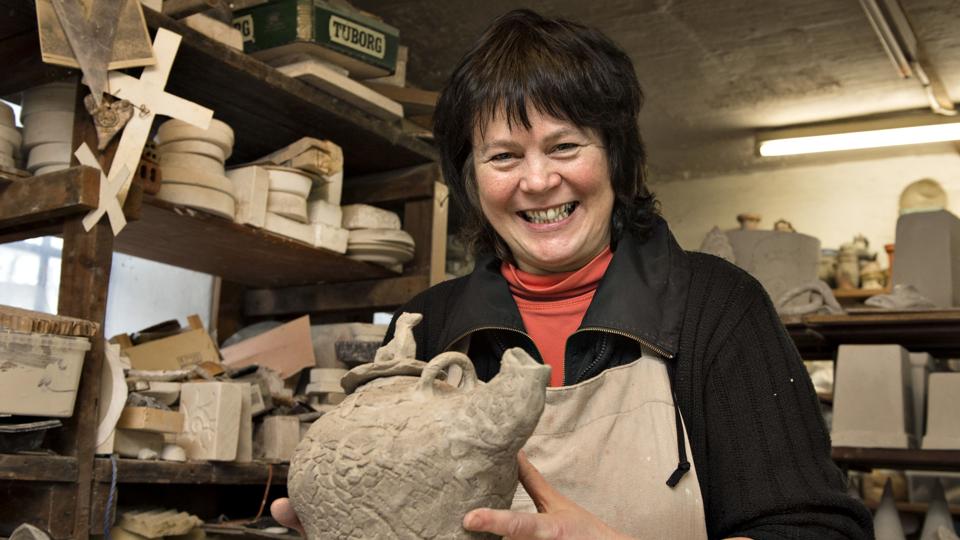 Anna K. Johannsdottir er begyndt at lave tepotter. Hun laver dem i mange afskygninger. Foto: Henrik Louis