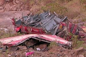 Voldsom ulykke: Bus styrter 120 meter ned i kløft