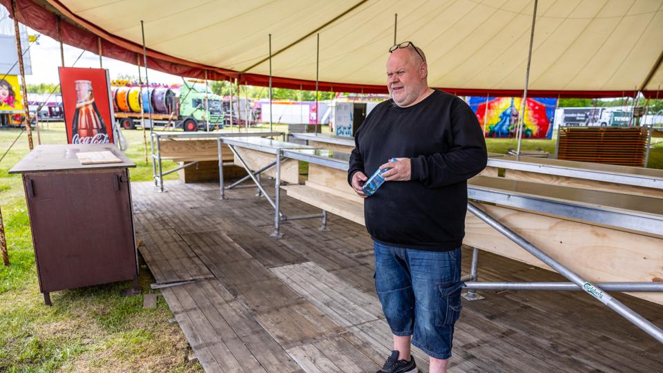 Hjallerup Marked gør klar til at åbne. Henrik Rys fra markedsudvalget står for drikkevarer, og øllet kommer ud ved hjælp af underjordiske slanger. <i>Foto: Kim Dahl Hansen</i>