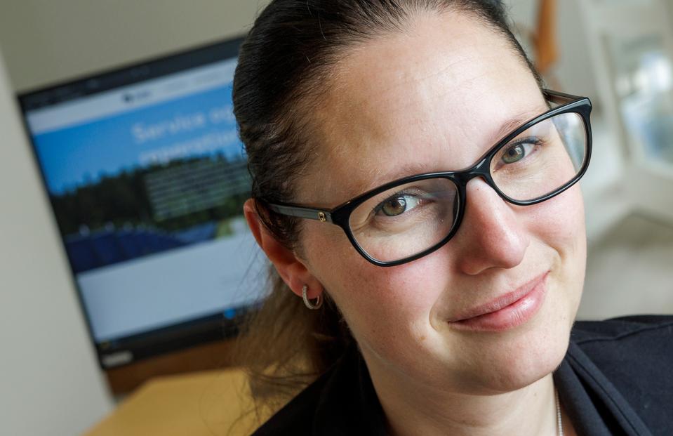 Louise Nielsen fik chancen - og greb den. I dag arbejder hun ved Brønderslev-virksomheden CG Solar & Teknik, der arbejder med solvarmeanlæg. <i>Foto: Henrik Bo</i>