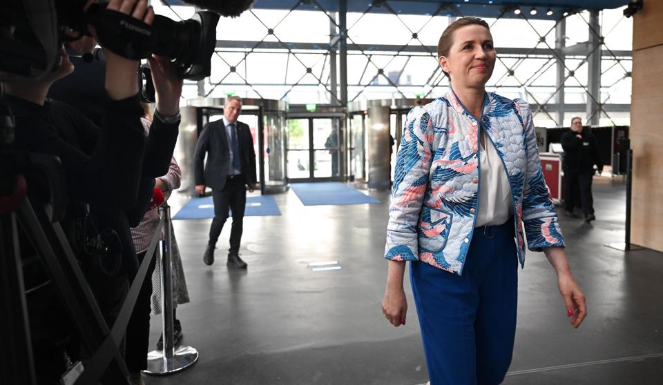 Statsminister Mette Frederiksen (S) ankommer til DR's partilederdebat om forsvarsforbeholdet i DR Koncerthuset. Det er sidste debat inden folkeafstemningen onsdag. <i>Philip Davali/Ritzau Scanpix</i>