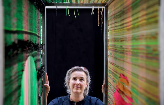 Til august kan du møde Kunstbygningen i Vrå på Kulturmødet på Mors, hvor de skaber et publikumsinddragende værk på en kæmpevæv, hvor der væves med bæredygtige materialer. Kunstneren er Anne-Sofie Overgaard, hvis værker kommer til at hænge i baggrunden som en "silent partner" i debatterne på scenen i Musikværket. <i>Foto: Martin Damgård</i>