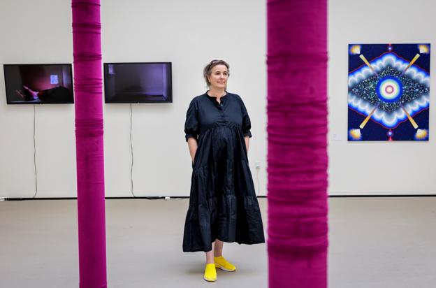 - Vi har otte af landets bedste tegnestuer repræsenteret i samlingen af Vrå-kunstnere, men jeg kan ikke se, at der har været en decideret arkitekturudstilling her. Arkitektur er ellers noget, mange interesserer sig rigtig meget for lige nu - det samme med kunsthåndværk, og vi kommer til at vise begge dele. <i>Foto: Martin Damgård</i>