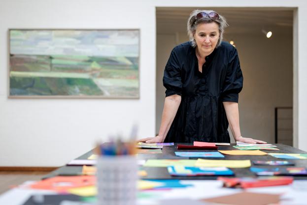 - Jeg håber, at Kunstbygningen i Vrå i endnu højere grad bliver et sted, hvor folk synes, at det er rart at komme, og hvor de har lyst til at hænge ud og sætte sig ned og læse eller tegne udover at se udstillingerne. At de tænker på det som et sted, hvor man skal hen og gøre noget, i stedet for at se noget. <i>Foto: Martin Damgård</i>