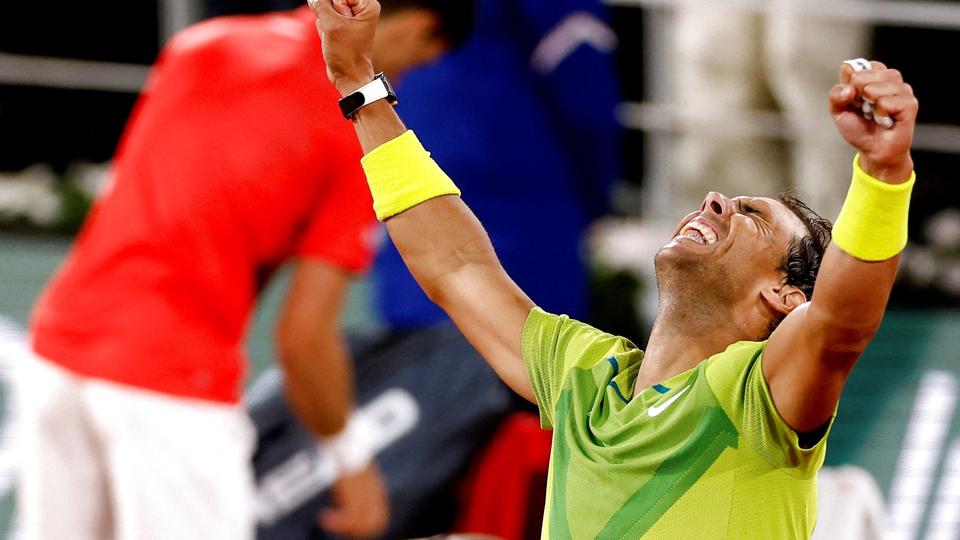 Rafael Nadal (th) skal efter sin sejr mod Novak Djokovic (i baggrunden) op mod den tredjeseedede Alexander Zverev i semifinalen. Kampen spilles fredag, hvor Nadal fylder 36 år. <i>Yves Herman/Reuters</i>