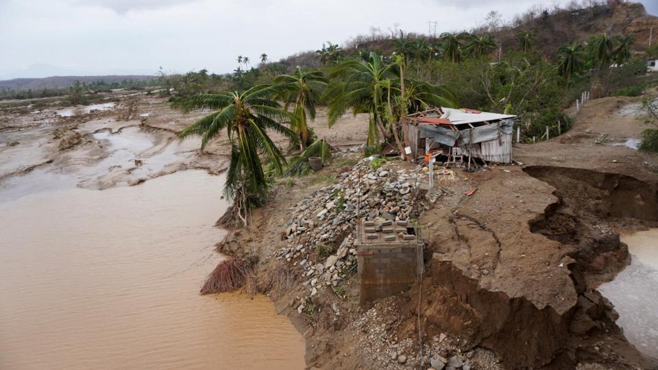 Orkanen Agatha trak mandag ind over det sydlige Mexico fra Stillehavet og udløste oversvømmelser og mudderskred. Her ses en delvist ødelagt bygning efter uvejrets hærgen. 11 personer er bekræftet omkommet og yderligere 21 mennesker er meldt savnet. <i>Jose De Jesus Cortes/Reuters</i>