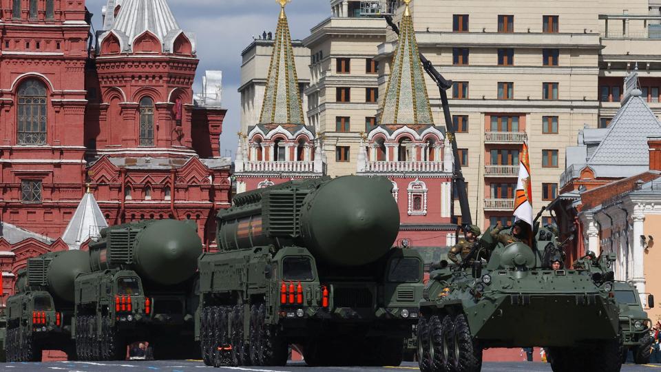 En pansret russisk mandskabsvogn og interkontinentale ballistiske Jars-missilsystemer på Den Røde Plads i Moskva ved en militærparade den 9. maj, hvor russerne fejrede 77-års-dagen for sejren over det nazistiske Tyskland under Anden Verdenskrig. <i>Evgenia Novozhenina/Reuters</i>