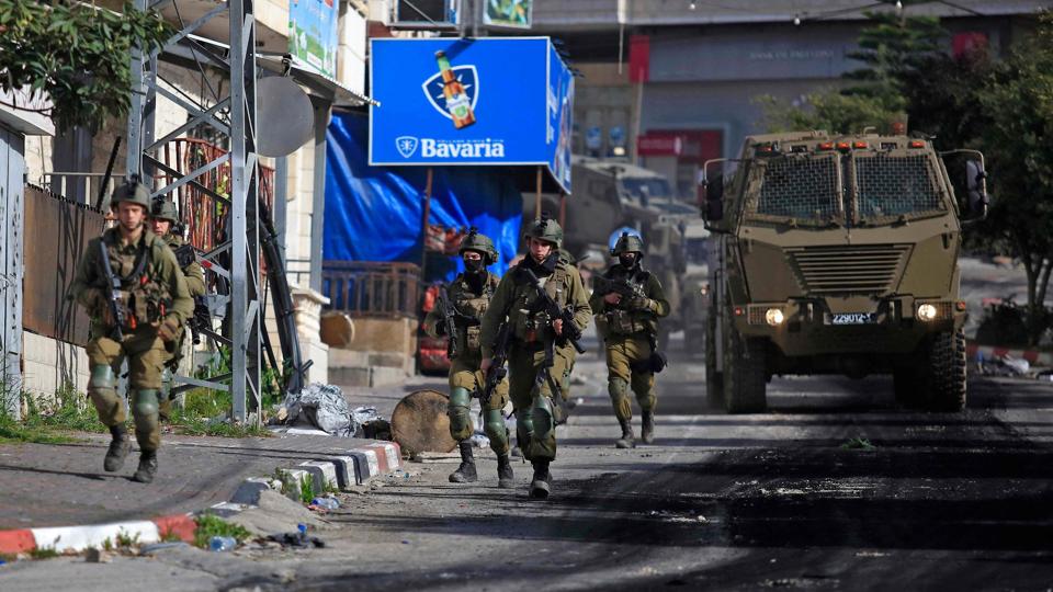 Israelske soldater på patrulje på den besatte Vestbred. En knivbevæbnet palæstinensisk kvinde, som truede en israelsk soldat i Al-Aroub på Vestbredden, blev onsdag skudt og dræbt, oplyser den israelske hær. (Arkivfoto) <i>-/Ritzau Scanpix</i>