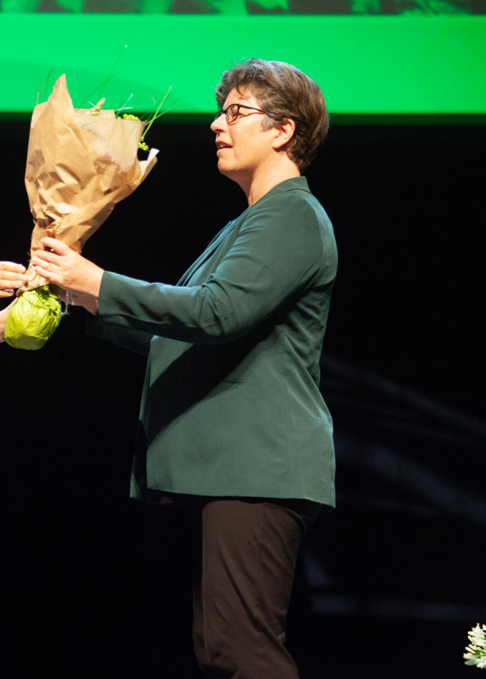 Social- og Ældreminister Astrid Kragh uddelte årets Demenspriser. Her til vinder af pårørendeprisen er Rikke Thomsen, aktivitetsmedarbejder i Center for Demens, Træning og Rådgivning i Københavns Kommune.