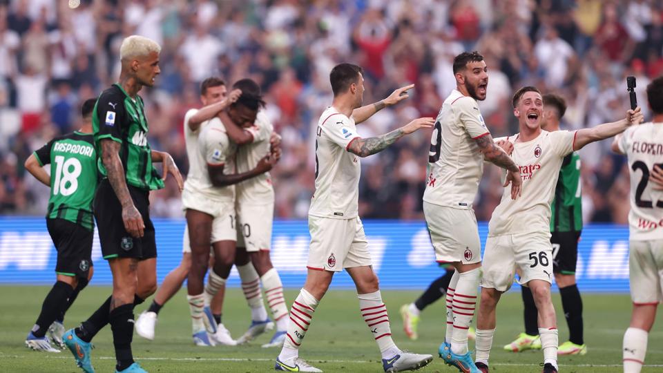 AC Milans spillere kan bryde ud i jubel, da holdet på sidste spilledag sikrede sig mesterskabet i Italien. <i>Jonathan Moscrop/Ritzau Scanpix</i>