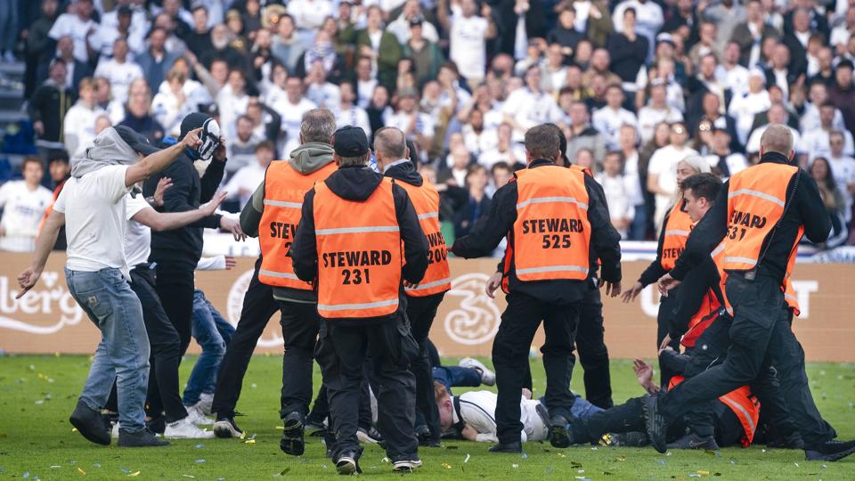 Der var ifølge FC København omkring 100 tilskuere, som løb på banen efter sejren over AaB. <i>Liselotte Sabroe/Ritzau Scanpix</i>