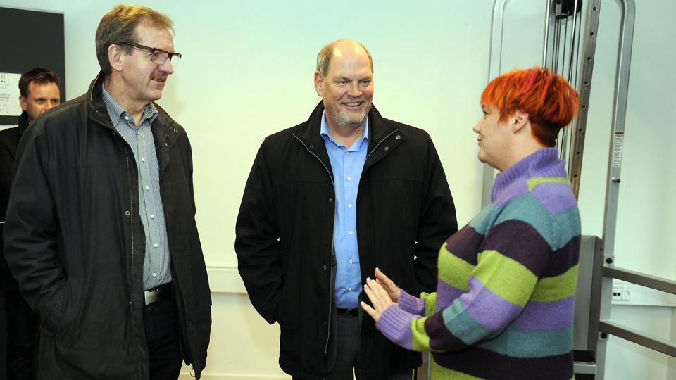 Bjarne Laustsen, tv., forklarer, at en del af forsvarsforliget udmøntes med det nye skib til Søværnet.Arkivfoto: Bent Bach <i>Bent Bach</i>