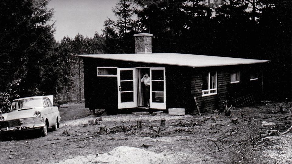 Familien Kjeldsens sommerhus "Bræddehytten" ved Øjesø, fotograferet  i 1965 Huset er stadig i familiens eje,  efter til- og ombygninger som helårsbolig.