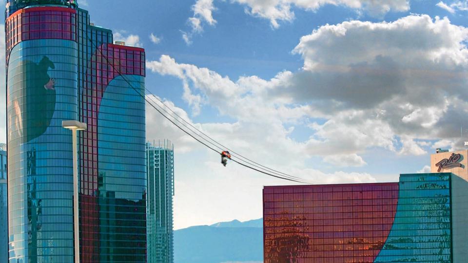 Oplev Las Vegas fra oven og svæv mellem to bygninger.