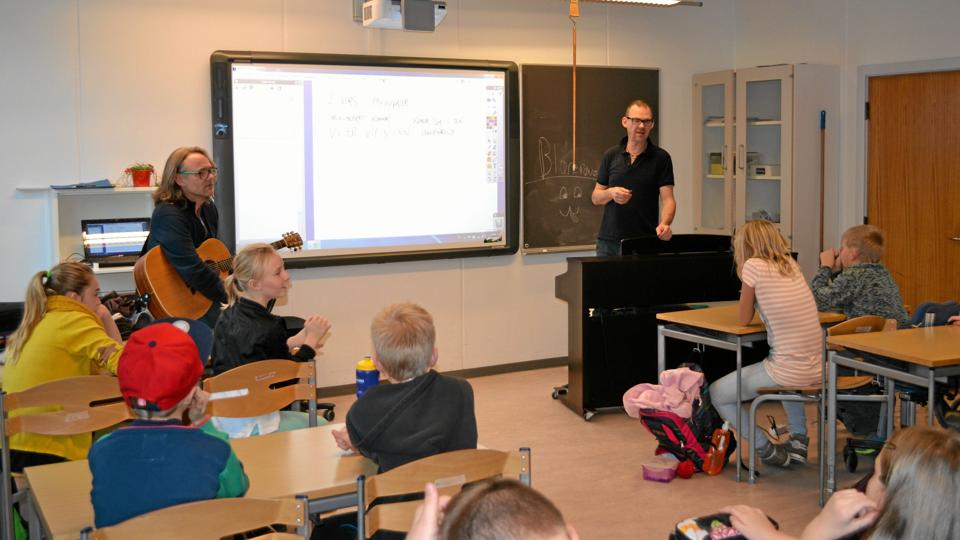 I Spil-dansk-ugen havde 5. klasse på Blære skole besøg af Jørgen Thorup og Peter Busborg.Privatfoto