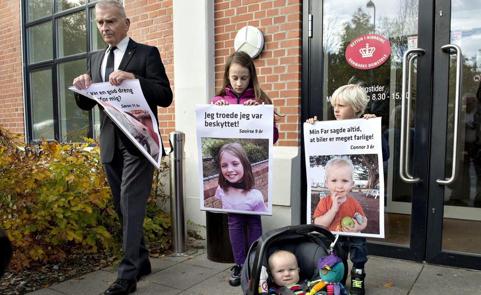 Forældrene mistede tre børn i ulykken. Det eneste barn, der stadig lever, er Torben, der her ses i autostolen.Foto: Henning Bagger <i>Scanpix Denmark</i>